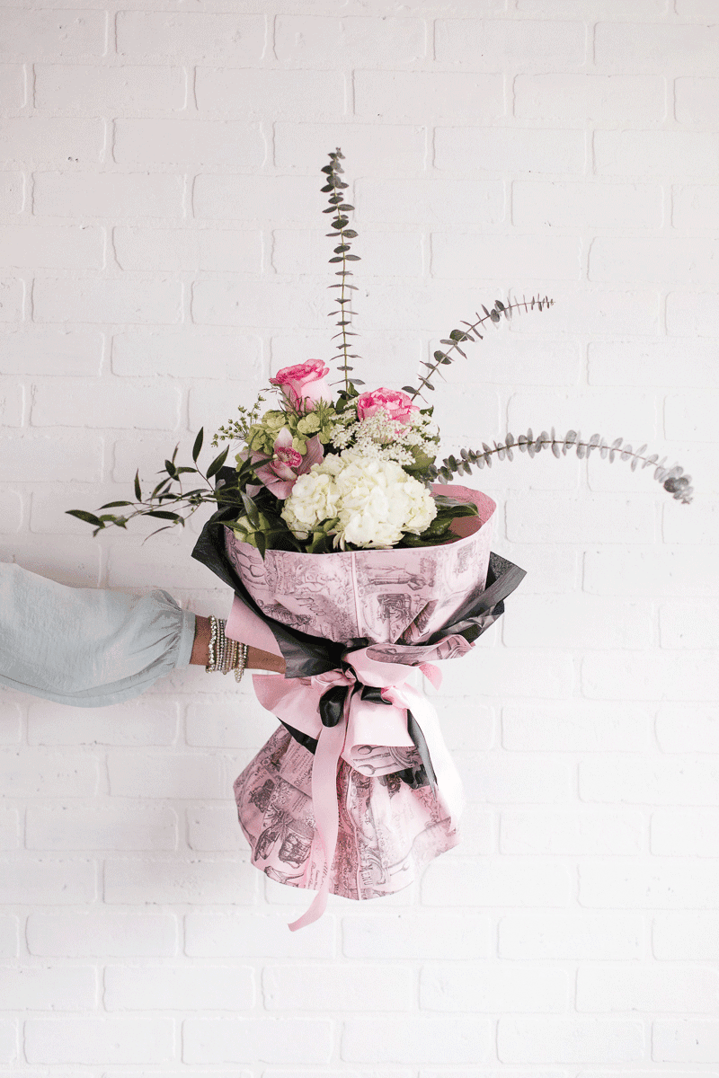Bouquet de fleurs coupées - Hydrangées, roses, cymbidium, ruscus italien, eucalyptus, lace flower