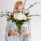 Bouquet de fleurs coupées dans un vase - Hydrangées, roses, cymbidium, ruscus italien, eucalyptus, lace flower