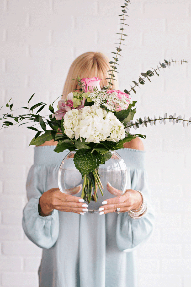 Bouquet de fleurs coupées dans un vase - Hydrangées, roses, cymbidium, ruscus italien, eucalyptus, lace flower