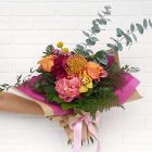 Bouquet de fleurs roses, rouges et oranges