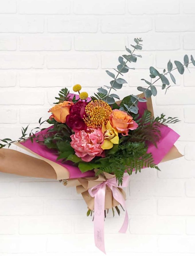 Bouquet de fleurs roses, rouges et oranges