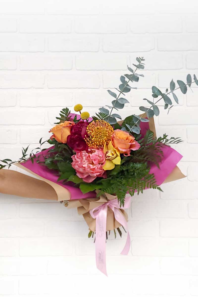 Bouquet de fleurs roses, rouges et oranges