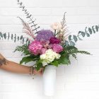 Bouquet de fleurs roses, mauves, et blanches