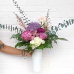 Bouquet de fleurs roses, mauves, et blanches