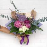 Bouquet de fleurs mauves, roses et blanches