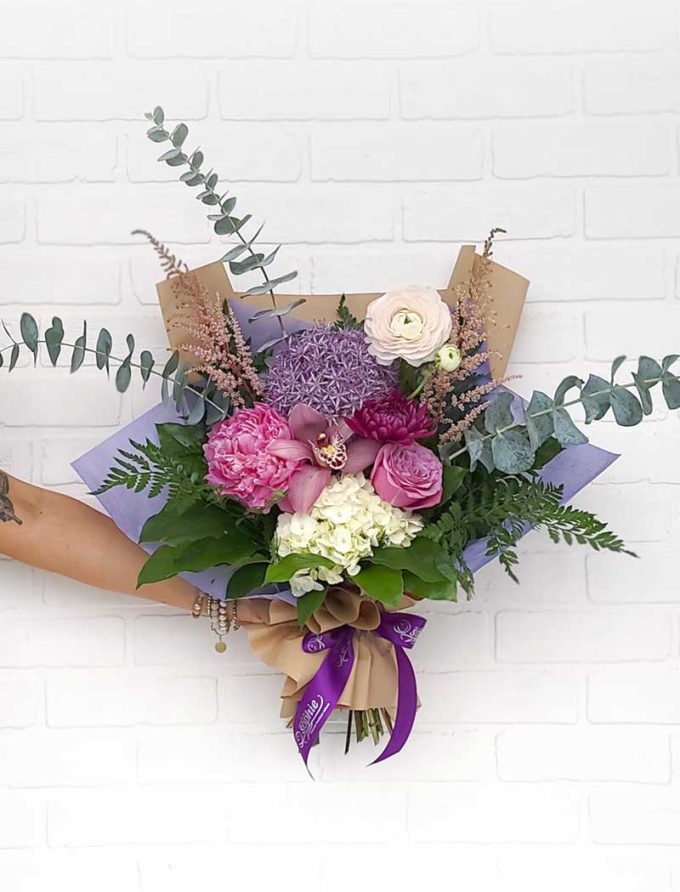 Bouquet de fleurs mauves, roses et blanches
