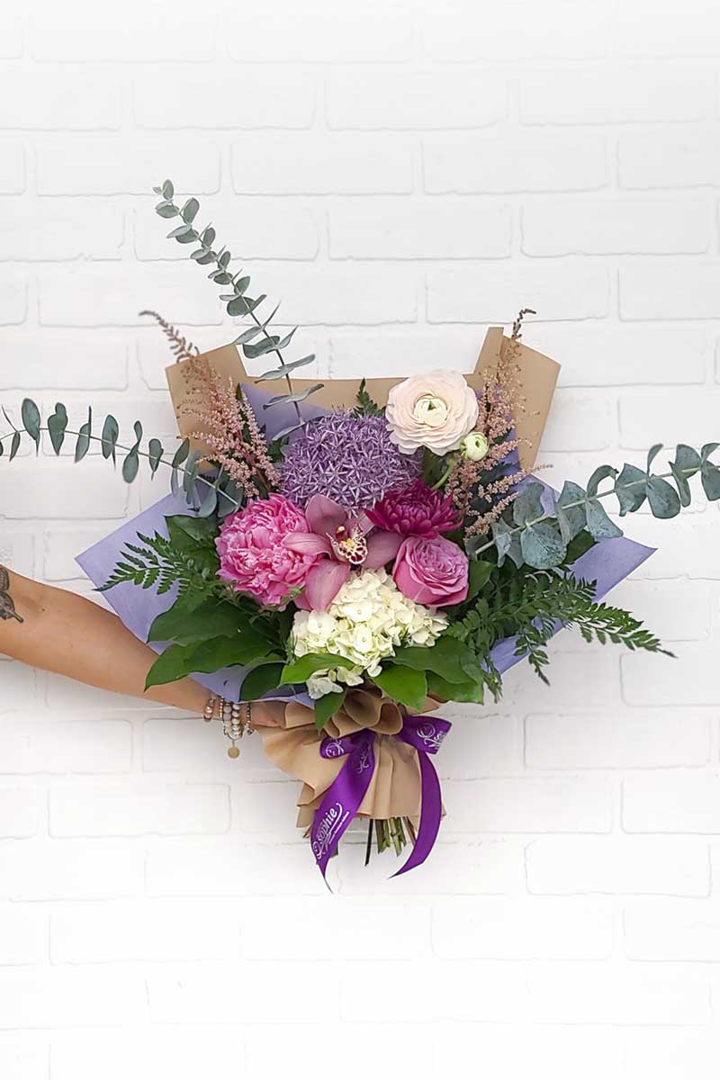 Bouquet de fleurs mauves, roses et blanches