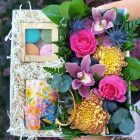 boite florale colorée, macarons et tasse fleurie