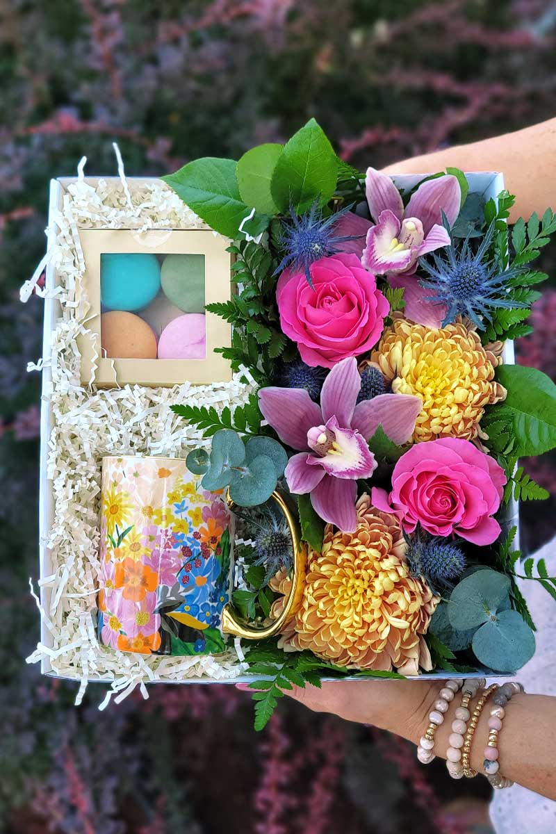 boite florale colorée, macarons et tasse fleurie