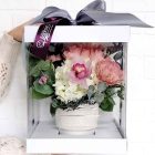 Boîte sophistiquée de fleurs roses et blanches