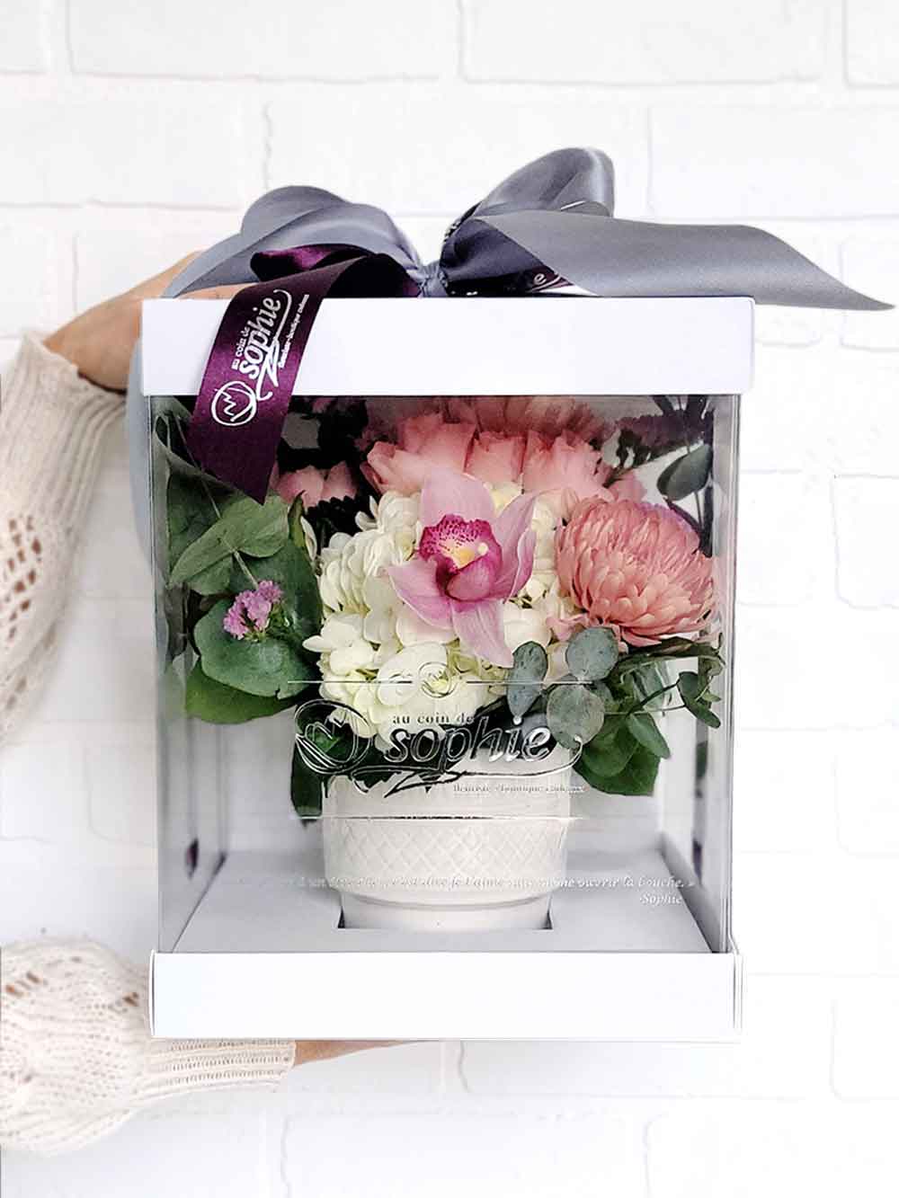 Boîte sophistiquée de fleurs roses et blanches