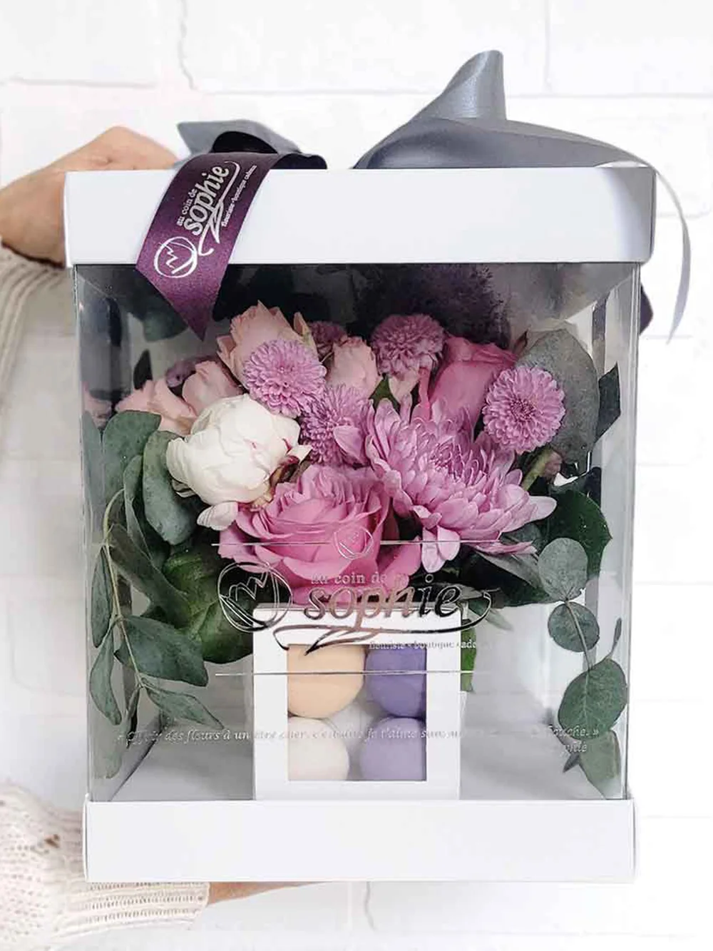 Boîte à fleurs lilas avec macarons