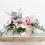Arrangement funéraire d'urne - L'Aura - Fleuriste Au Coin de Sophie Boisbriand & St-Eustache