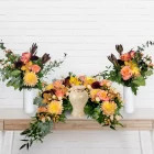 l'aube arrangement funéraire - contour d'urne et bouquet coloré