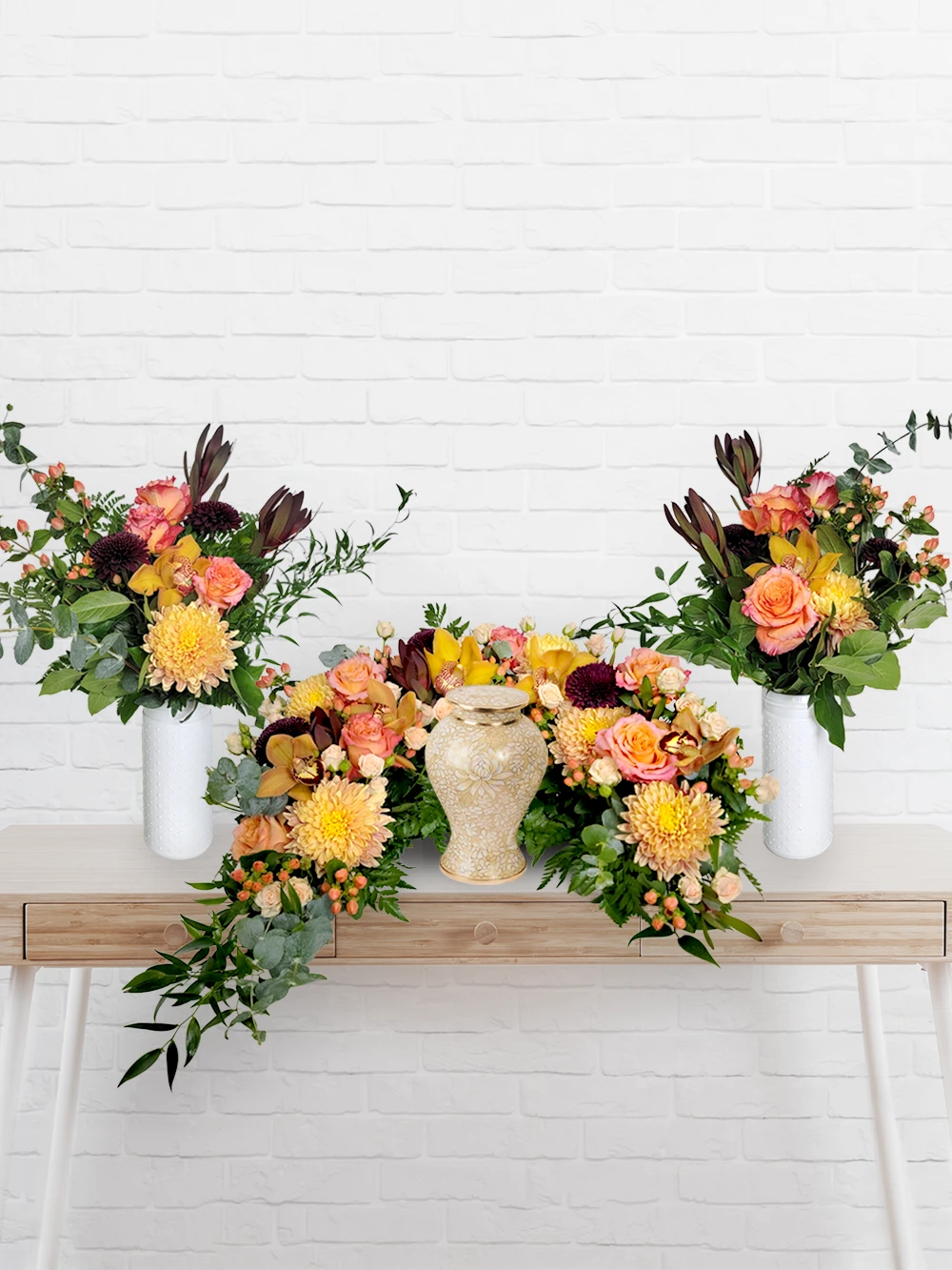 l'aube arrangement funéraire - contour d'urne et bouquet coloré