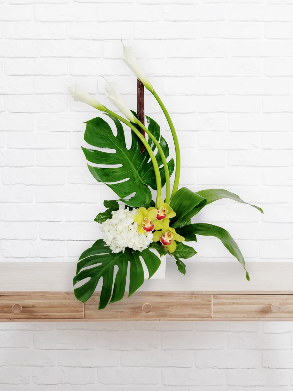 Arrangement funéraire avec lys callas - La Quiétude - Fleuriste Au Coin de Sophie Boisbriand & St-Eustache