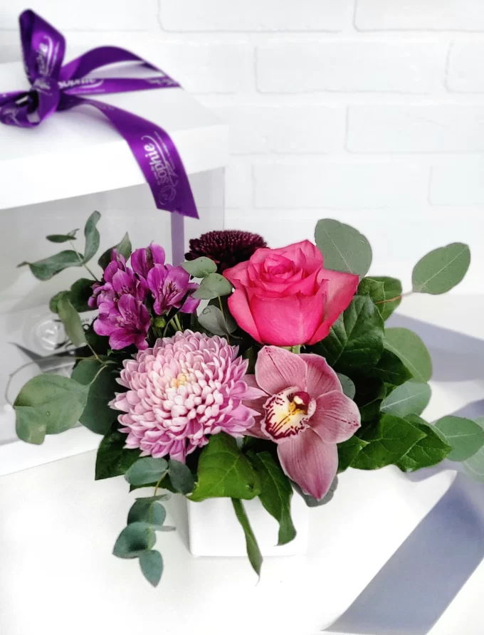 Boîte à fleurs - Boîte sophistiquée La Prunelle - Fleuriste Au Coin de Sophie Boisbriand & St-Eustache